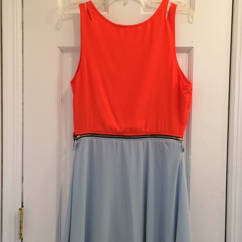 Dress - Picture 3 of 3